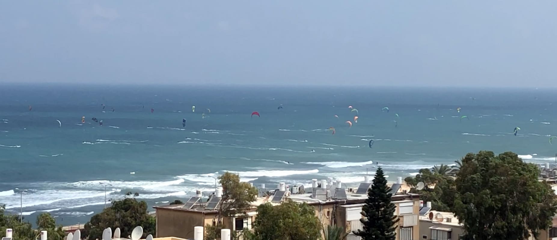 גולשי קייטסרפינג בחוף הכנסיה לפני שנהרס (צילום: ירון כרמי)