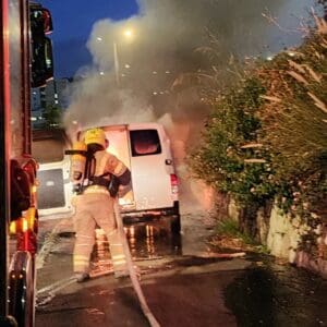 רכב מסחרי עלה באש במהלך נסיעה בדרך דורי בחיפה – דוברות כבאות והצלה לישראל | מחוז חוף 1/7/26 (צילום: כבאות והצלה לישראל)