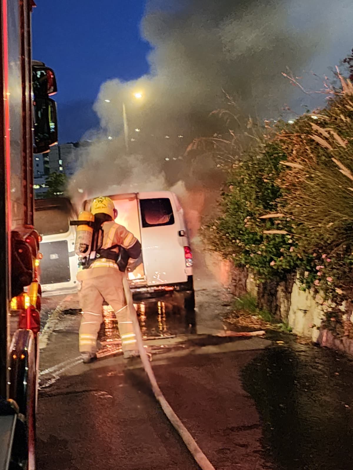 רכב מסחרי עלה באש במהלך נסיעה בדרך דורי בחיפה - דוברות כבאות והצלה לישראל | מחוז חוף 1/7/26 (צילום: כבאות והצלה לישראל)