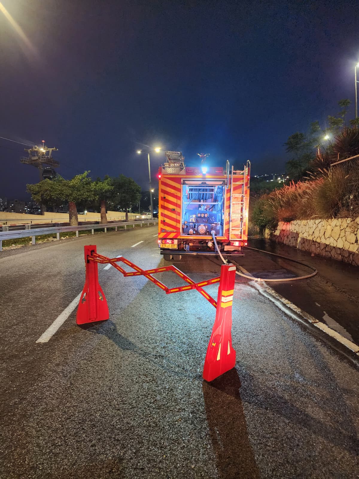 רכב מסחרי עלה באש במהלך נסיעה בדרך דורי בחיפה - דוברות כבאות והצלה לישראל | מחוז חוף 1/7/26 (צילום: כבאות והצלה לישראל)