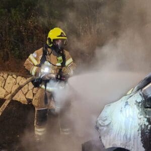 רכב מסחרי עלה באש במהלך נסיעה בדרך דורי בחיפה – דוברות כבאות והצלה לישראל | מחוז חוף 1/7/26 (צילום: כבאות והצלה לישראל)