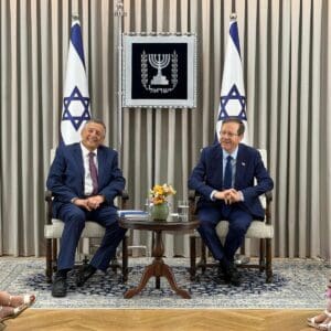 משה מנו הגיש את ספרו ״ימים סוערים״ לנשיא המדינה בבית הנשיא – נשיא המדינה ומשה מנו במשכן הנשיא 2/7/26 (צילום: דוברות בית הנשיא)