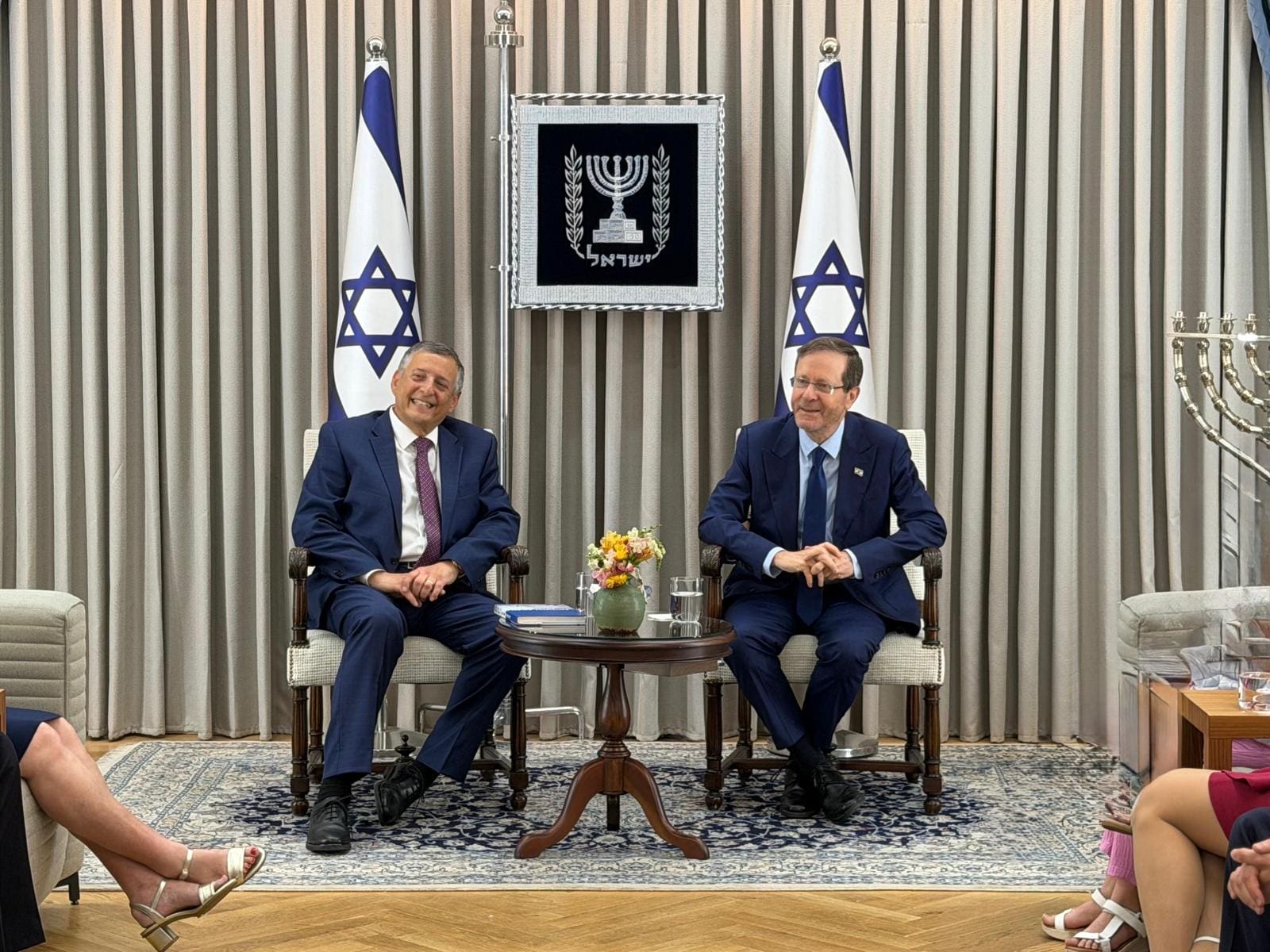 משה מנו הגיש את ספרו ״ימים סוערים״ לנשיא המדינה בבית הנשיא - נשיא המדינה ומשה מנו במשכן הנשיא 2/7/26 (צילום: דוברות בית הנשיא)