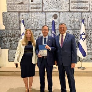 משה מנו הגיש את ספרו ״ימים סוערים״ לנשיא המדינה בבית הנשיא – הנשיא משה ואיריס מנו 2/7/26 (צילום: דוברות בית הנשיא)