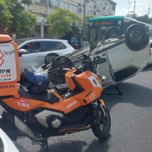 רכב התהפך ברחוב העמקים בקריית ביאליק – שני נפגעים במצב קל 3/7/26 (צילום: איחוד הצלה סניף כרמל-קריות)