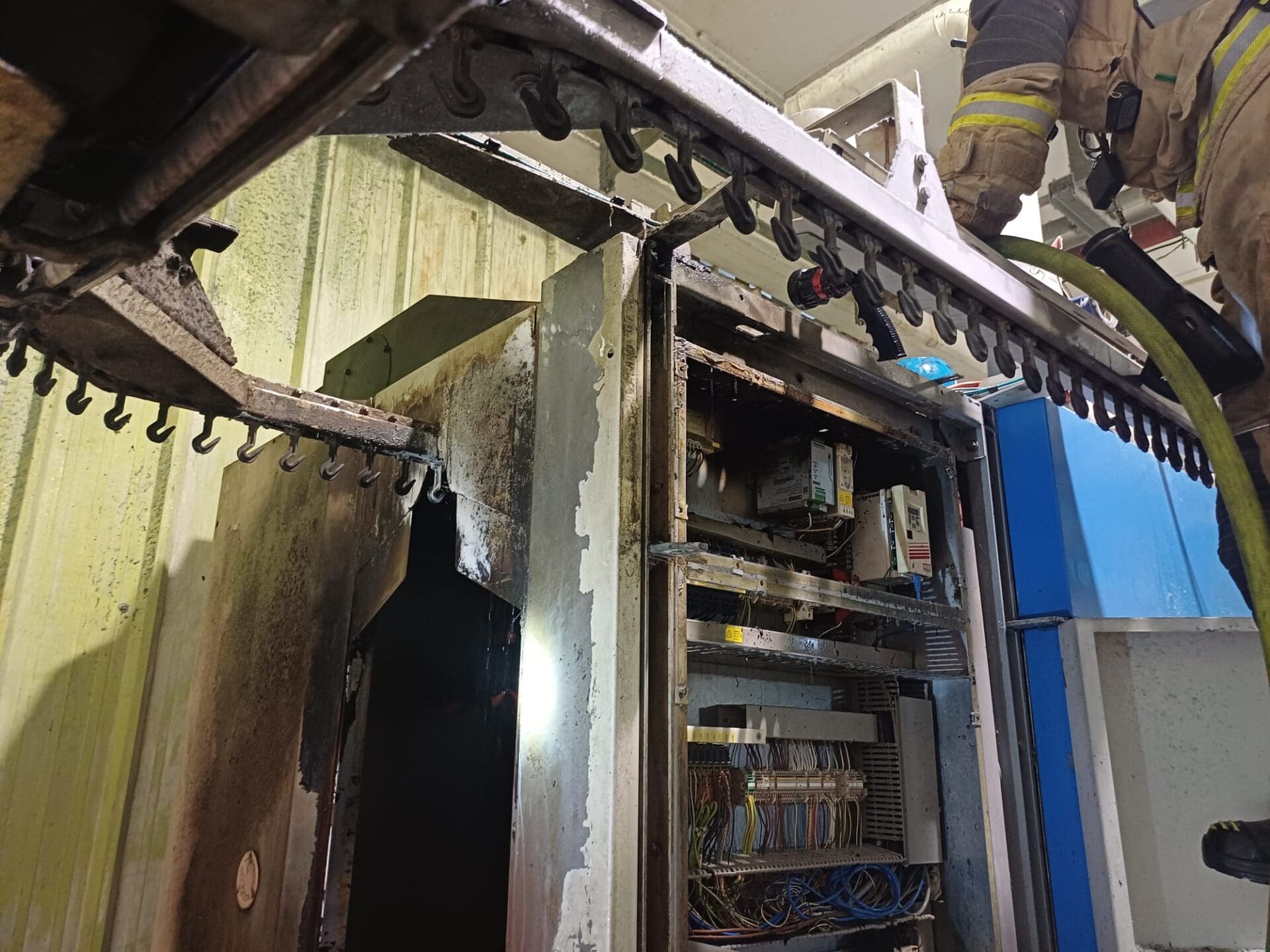 שתי שריפות במרחב הקריות: במפעל תעשייה ובחנות מכולת - עובדי המקום פעלו בתושייה וניתקו באופן מיידי את מקורות האנרגיה. 3/7/26 (צילום: כבאות והצלה לישראל)