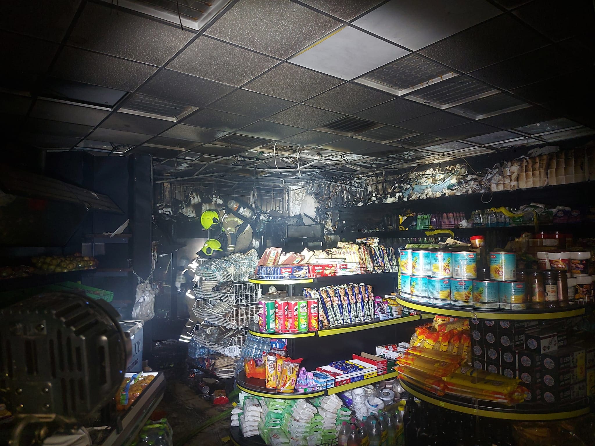 שתי שריפות במרחב הקריות: במפעל תעשייה ובחנות מכולת - עובדי המקום פעלו בתושייה וניתקו באופן מיידי את מקורות האנרגיה. 3/7/26 (צילום: כבאות והצלה לישראל)