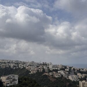 הענן השחור שעל הכרמל ביום קיץ בו מנשבת רוח דרומית מערבית מוריד את הטמפרטורות בחיפה – 4/7/26 (צילום: ירון כרמי)