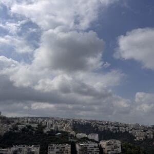 הענן השחור שעל הכרמל ביום קיץ בו מנשבת רוח דרומית מערבית מוריד את הטמפרטורות בחיפה – 4/7/26 (צילום: ירון כרמי)