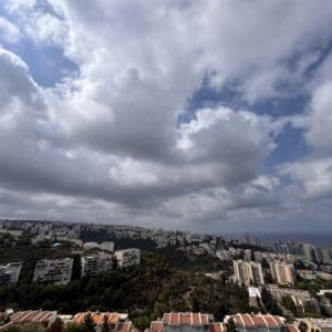 הענן השחור שעל הכרמל ביום קיץ בו מנשבת רוח דרומית מערבית מוריד את הטמפרטורות בחיפה – 4/7/26 (צילום: ירון כרמי)