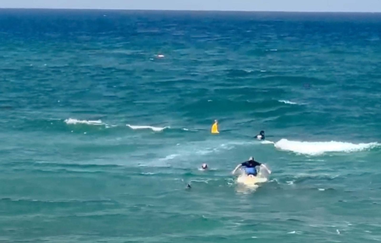ים סוער בחיפה: לפחות חמישה מתרחצים חולצו מזרמי סחף - הצלת חיים על ידי מצילים בחיפה 4/7/26 (צילום: עיריית חיפה)