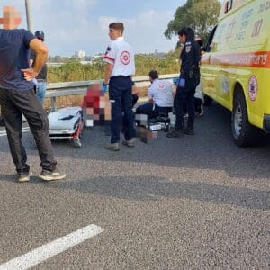 רוכב אופנוע כבן 20 נפצע קשה בכביש 22 סמוך לכפר ביאליק 6/7/26 (צילום: תיעוד מבצעי מד״א)