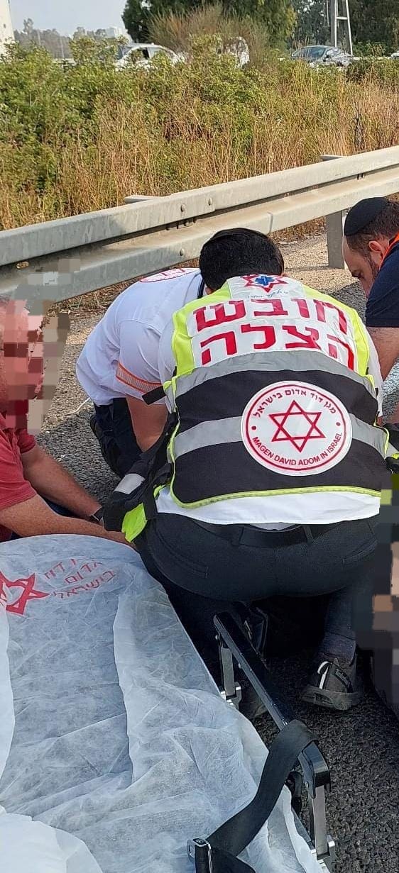 רוכב אופנוע כבן 20 נפצע קשה בכביש 22 סמוך לכפר ביאליק 6/7/26 (צילום: דוברות הצלה)