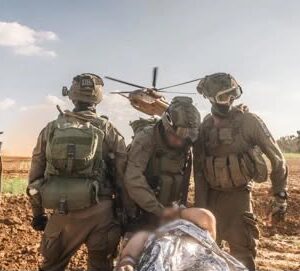 הטראומה והרפואה המבצעית • בצל לקחי המלחמה – כך משתנה הטיפול בפצועי קרב טיפול בפצועים בשדה הקרב (צילום: את"צ)