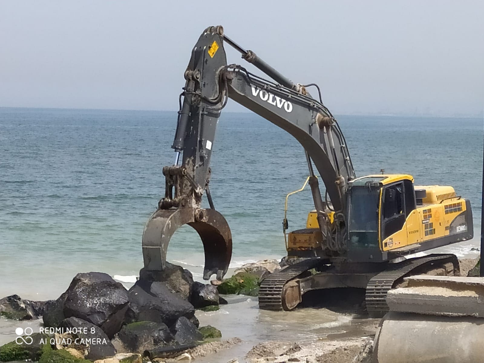 תחזוקה ויבוש מים שהגיעו לחומת המגן של חברת איכסון מכולות (צילום: מוטי מנדלסון)