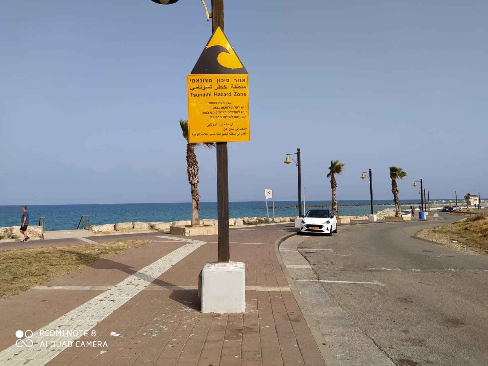 שלטים לאזהרה מפני צונאמי גם בבת גלים עד המתנס (צילום: מוטי מנדלסון)
