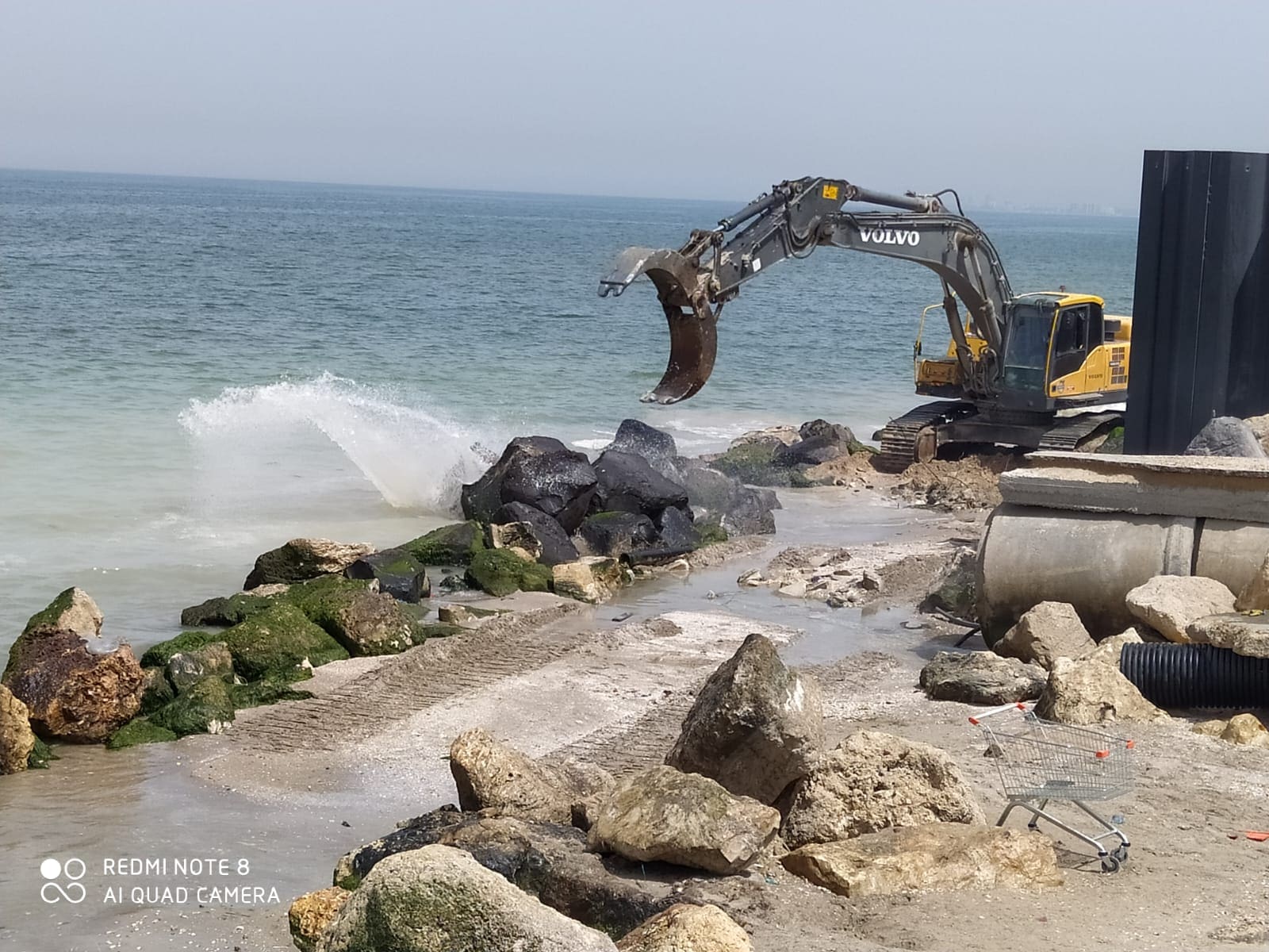 תחזוקה ויבוש מים שהגיעו לחומת המגן של חברת איכסון מכולות (צילום: מוטי מנדלסון)