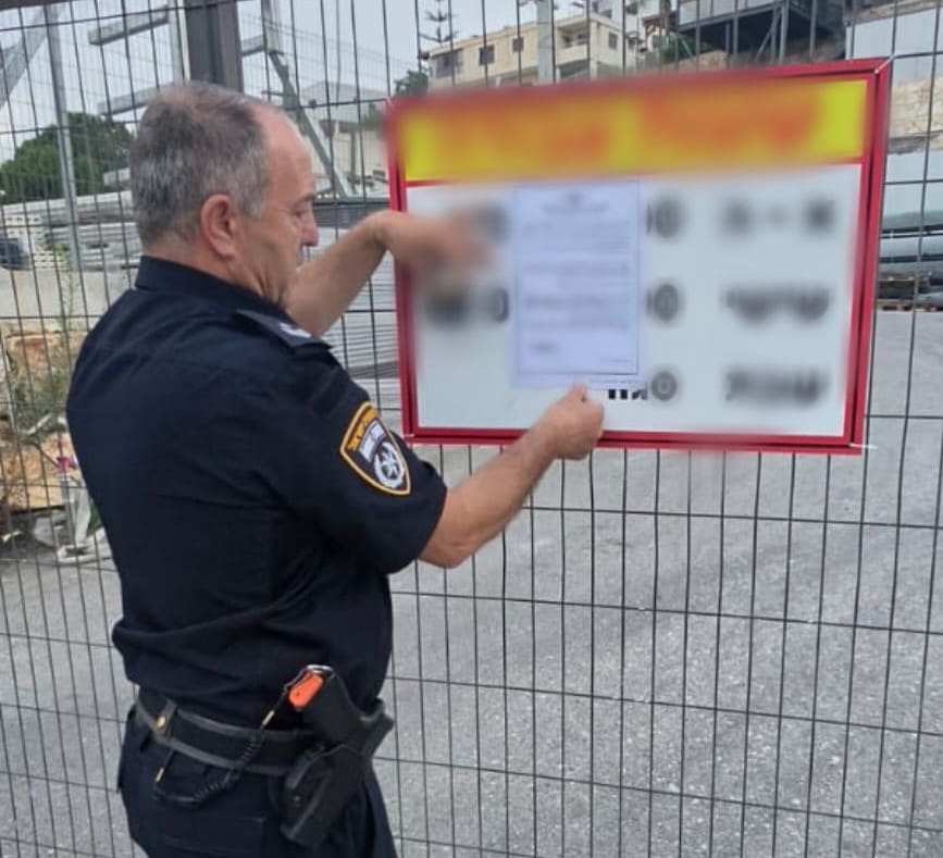 המשטרה הוציאה צווי סגירה לעסקים בנשר ובדאלית אל-כרמל 7/7/26 (צילום: דוברות המשטרה)