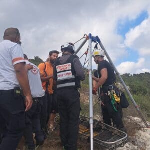 נהג חולץ לאחר שרכבו התדרדר לוואדי בפארק הכרמל - דוברות כבאות והצלה לישראל | מחוז חוף 7/7/26 (צילום: כבאות והצלה לישראל)