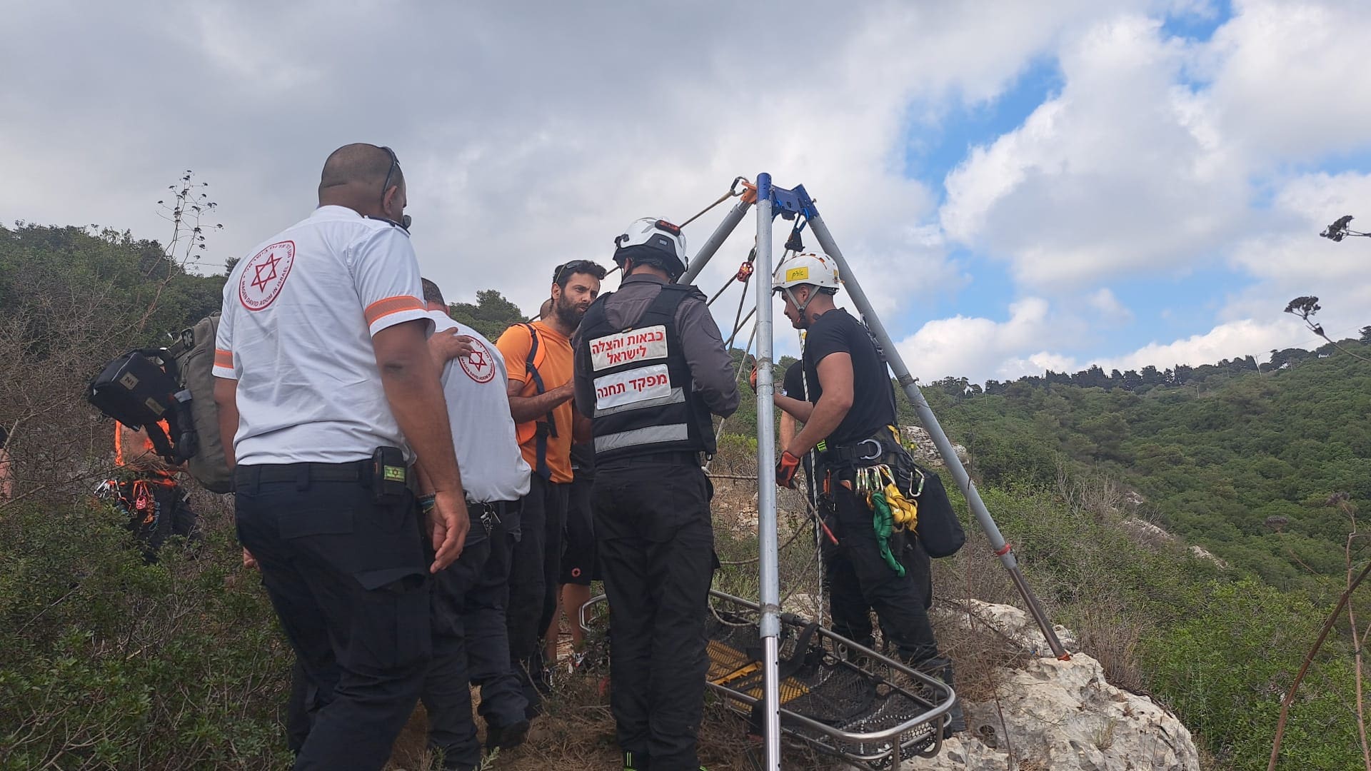 נהג חולץ לאחר שרכבו התדרדר לוואדי בפארק הכרמל - דוברות כבאות והצלה לישראל | מחוז חוף 7/7/26 (צילום: כבאות והצלה לישראל)