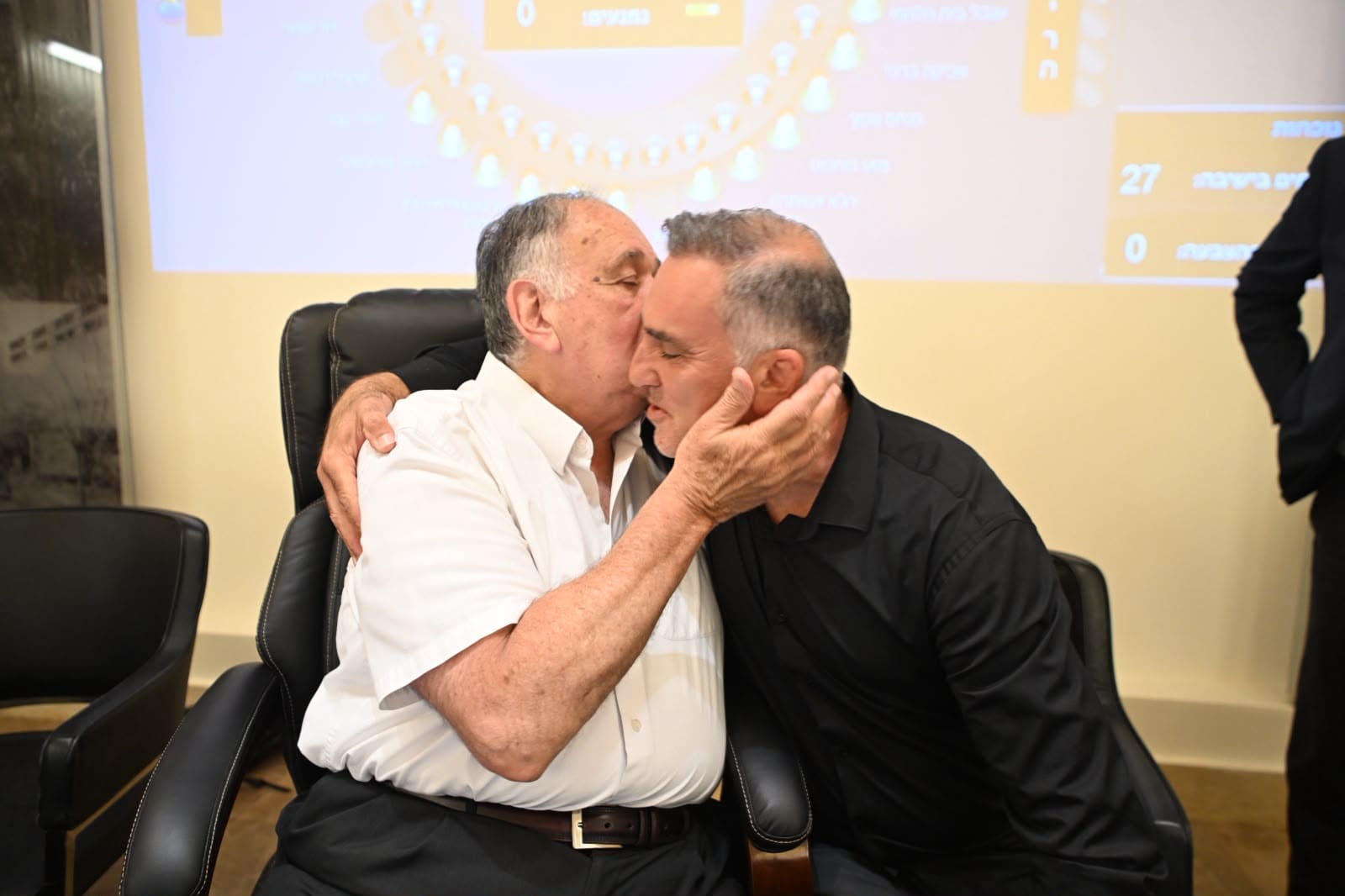 פאח׳ר ביאדסי עם יונה יהב לאחר מינויו כסגן ראש עיר (צילום: ראובן כהן - עיריית חיפה)