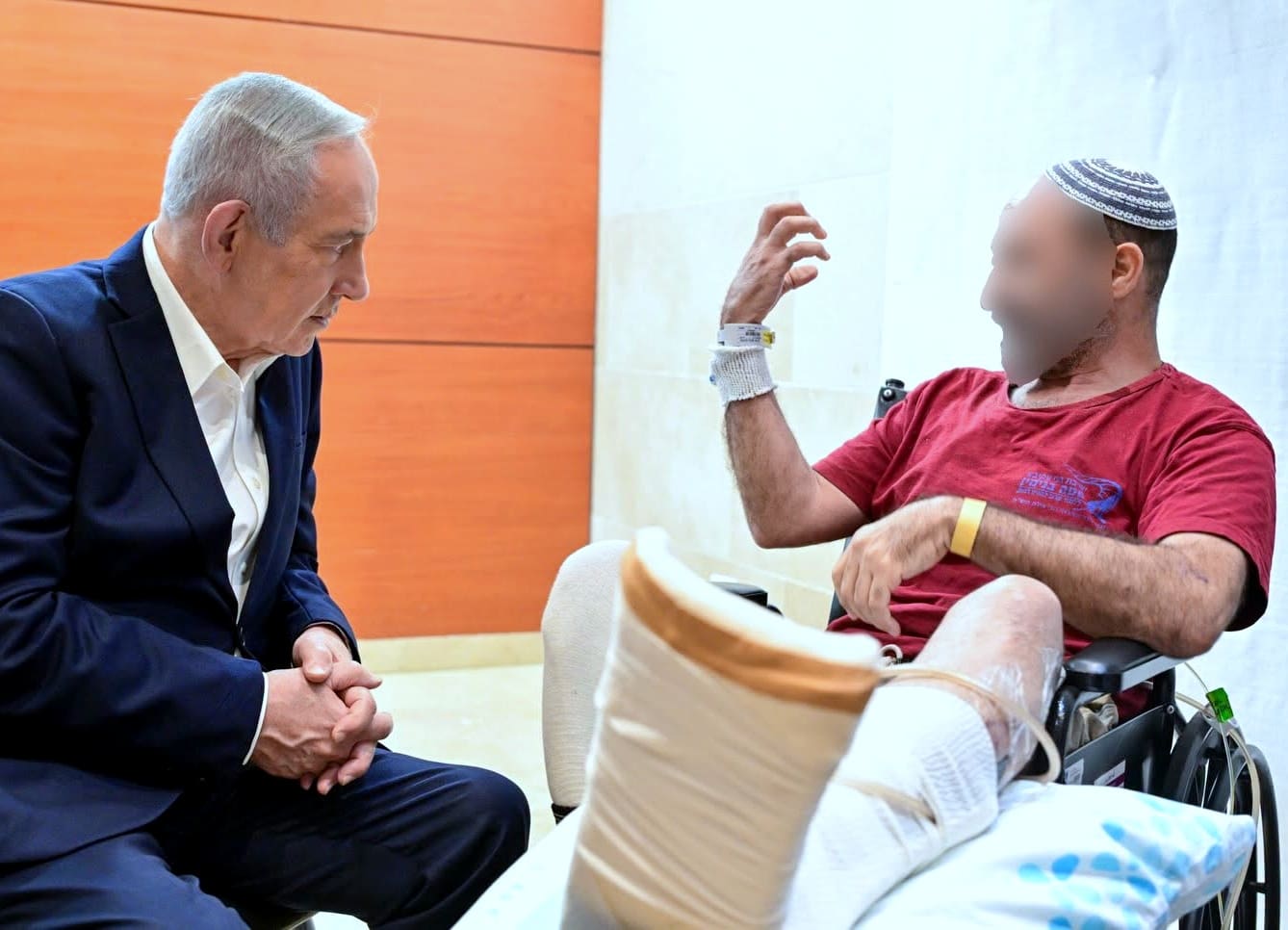 מרגש: ראש הממשלה בנימין נתניהו ביקר את החיילים המאושפזים ברמב"ם (צילום: קובי גדעון, לע"מ). 