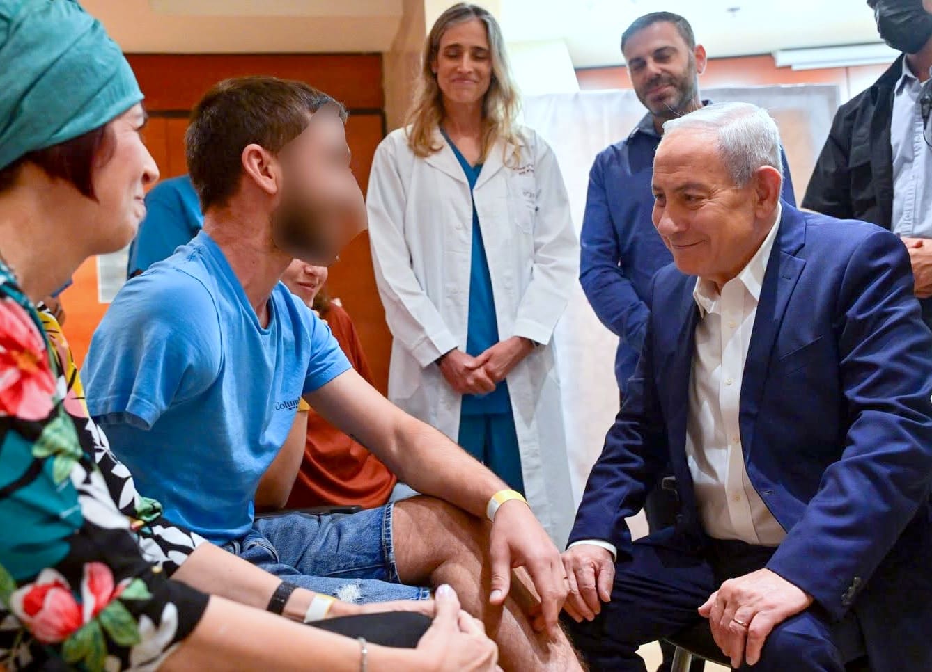 מרגש: ראש הממשלה בנימין נתניהו ביקר את החיילים המאושפזים ברמב"ם (צילום: קובי גדעון, לע"מ). 