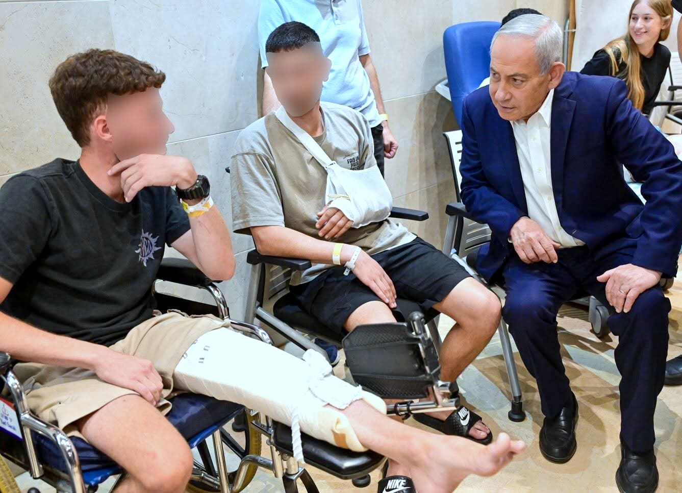 מרגש: ראש הממשלה בנימין נתניהו ביקר את החיילים המאושפזים ברמב"ם (צילום: קובי גדעון, לע"מ). 