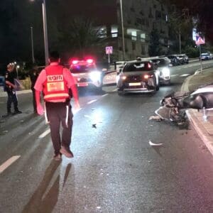 רוכב אופנוע כבן 25 נפצע קשה בתאונה עצמית בחיפה 8/7/26 (צילום: דוברות איחוד הצלה – מחוז צפון)