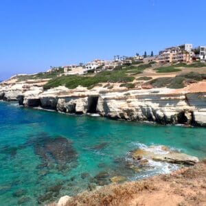 ישראל וקפריסין משתפות פעולה להשבת כלבי הים הנזיריים לחופי הארץ – שטח ימי מוגן מצפון לפאפוס שבו מערות כלבי ים 8/7/26 (צילום: עמית אלסר, דלפיס)