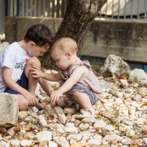 עזרה ראשונה בטבע: כך תתמודדו נכון עם הכשות, עקיצות ונשיכות ילדים משחקים בחצר (צילום: משרד הבריאות)