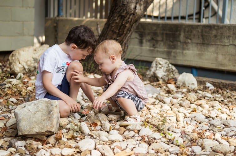 ילדים משחקים בחצר (צילום: משרד הבריאות)