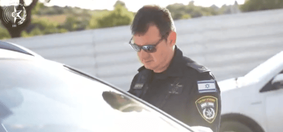 שוטר - אכיפה בכבישים מחוז חוף (צילום: משטרת ישראל)