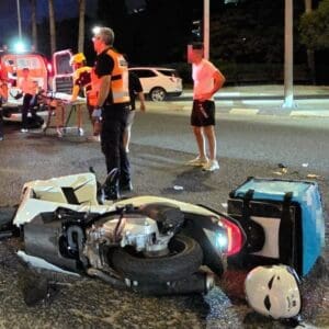 רוכב קטנוע נפצע קשה בתאונת דרכים בחיפה – רוכב קטנוע של וולט נפצע קשה 8/7/26 (צילום: איחוד הצלה)