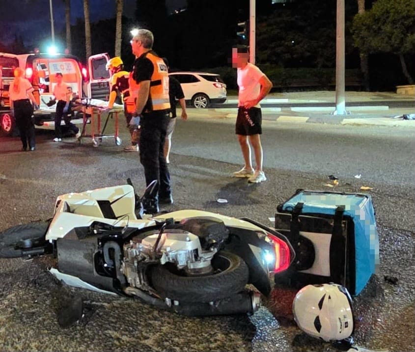רוכב קטנוע נפצע קשה בתאונת דרכים בחיפה - רוכב קטנוע של וולט נפצע קשה 8/7/26 (צילום: איחוד הצלה)