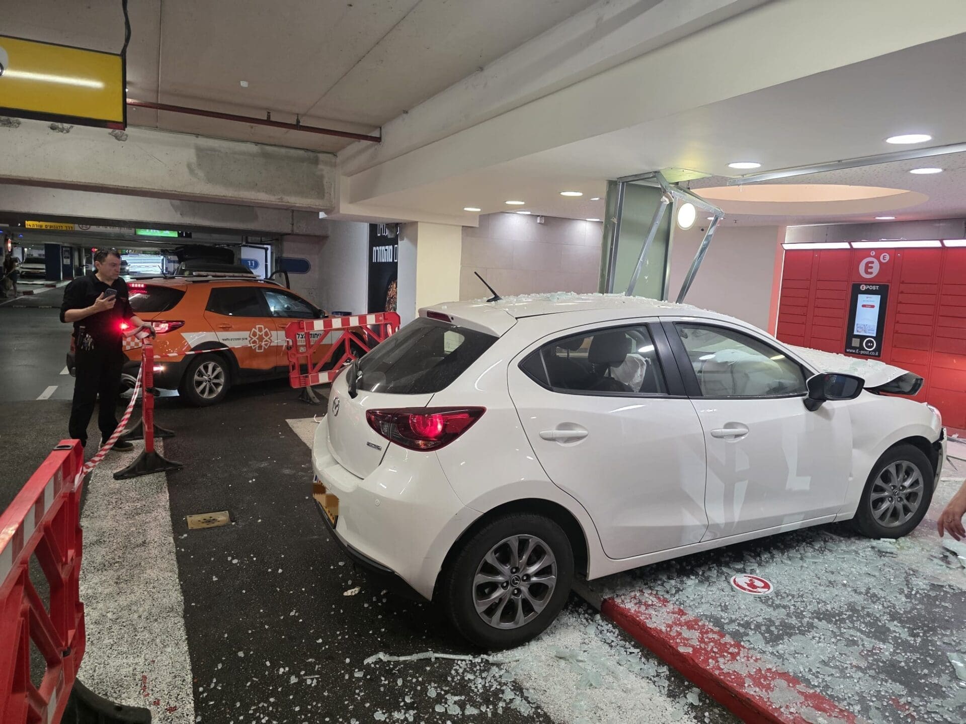 תאונה עצמית בחניון הגרנד קניון בחיפה – נהגת פונתה לבית החולים 9/7/26