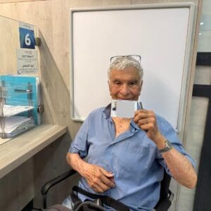 ניצול שואה בן 93 מחיפה נשדד בביתו – מוקד הסיוע ע״ש שמואל גנץ החזיר לו את כבודו 9/7/26 (צילום: פרטי)