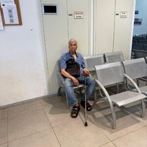 ניצול שואה בן 93 מחיפה נשדד בביתו – מוקד הסיוע ע״ש שמואל גנץ החזיר לו את כבודו 9/7/26 (צילום: פרטי)