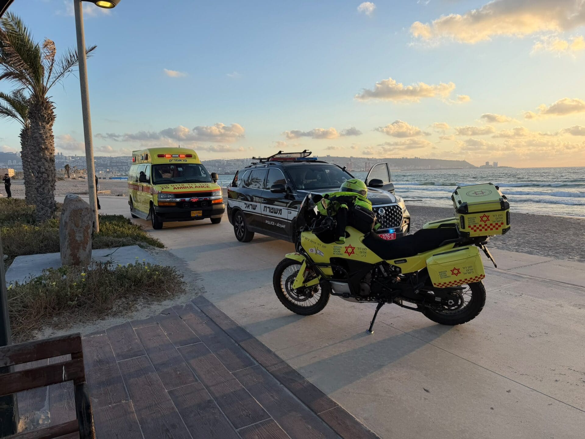 גבר בן 67 במצב אנוש לאחר שטבע בחוף בקרית חיים 9/7/26 (צילום: תיעוד מבצעי מד״א)