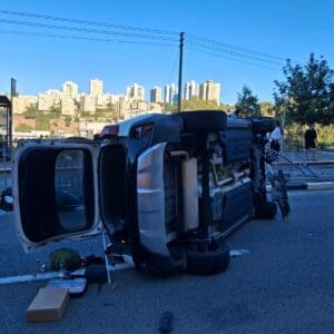 רכב התהפך ברחוב גאולה בחיפה – הנהג נפצע קל 10/7/26
