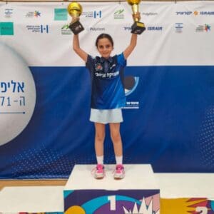 בת 9 מחיפה זכתה בתואר כפול באליפות ישראל בטניס שולחן – סופי מניפה את הגביעים 10/7/26 (צילום: דוד אפללו)