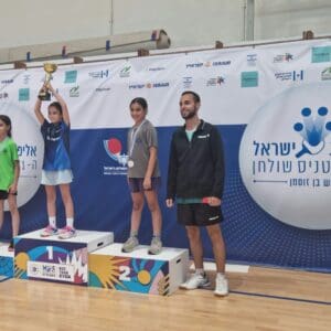 סופי אפללו, בת 9 מחיפה זכתה בתואר כפול באליפות ישראל בטניס שולחן – פודיום גמר בנות 10/7/26 (צילום: דוד אפללו)