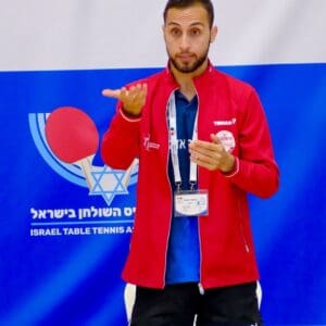 בת 9 מחיפה זכתה בתואר כפול באליפות ישראל בטניס שולחן – המאמן עמית גורן 10/7/26 (צילום: אלינה סטארוסבסקי)