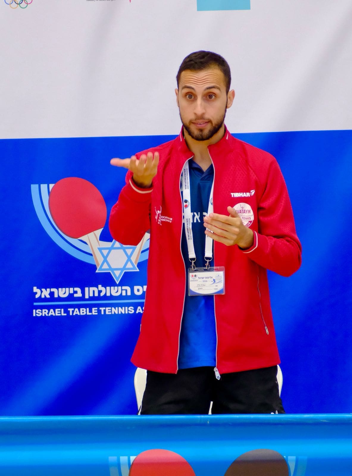 בת 9 מחיפה זכתה בתואר כפול באליפות ישראל בטניס שולחן - המאמן עמית גורן 10/7/26 (צילום: אלינה סטארוסבסקי)