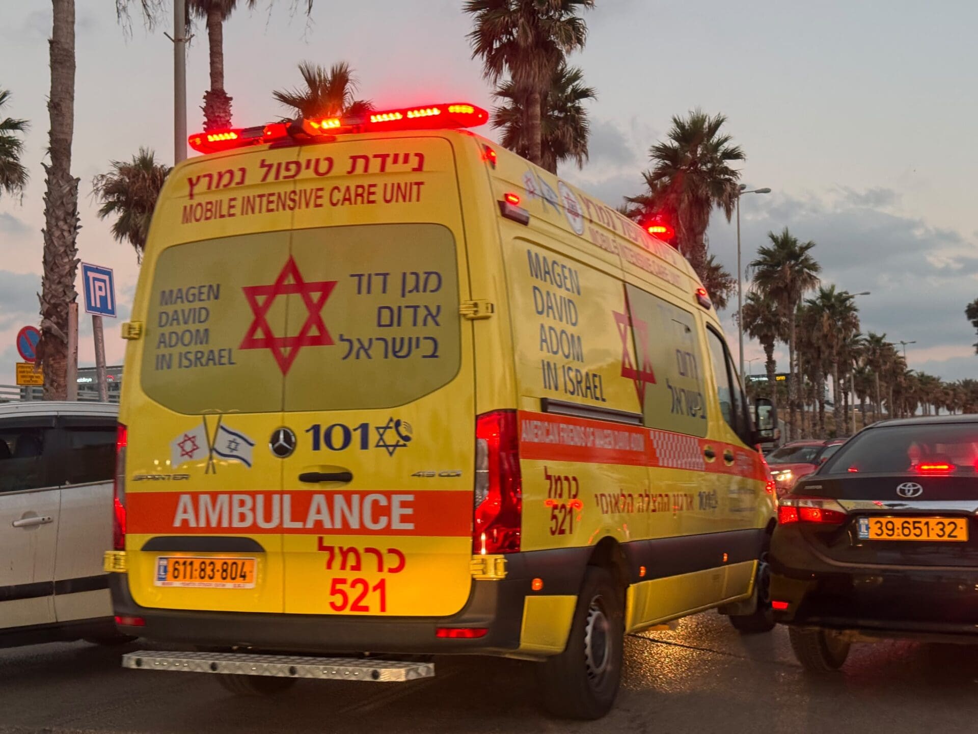 אירוע דקירה בחוף דדו דרום בחיפה במוצאי שבת 11/7/26 (צילום: חי פה בשטח)
