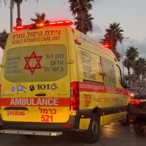 אירוע דקירה בחוף דדו דרום בחיפה במוצאי שבת 11/7/26 (צילום: חי פה בשטח)
