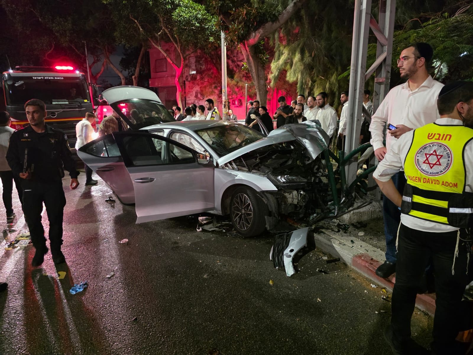 תאונה עצמית קשה בחיפה: שני צעירים נפצעו באורח קשה 12/7/26 (צילום: תיעוד מבצעי מד״א)