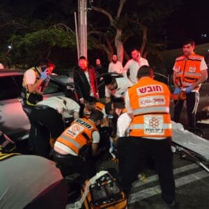 שני צעירים נפצעו קשה בתאונה עצמית ברחוב ארלוזורוב בחיפה 12/7/26 (צילום: דוברות מד״א)