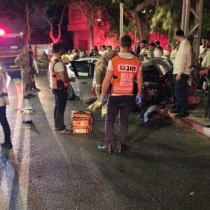 שני צעירים נפצעו קשה בתאונה עצמית ברחוב ארלוזורוב בחיפה 12/7/26 (צילום: דוברות מד״א)