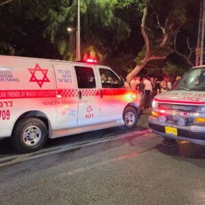 שני צעירים נפצעו קשה בתאונה עצמית ברחוב ארלוזורוב בחיפה 12/7/26 (צילום: דוברות מד״א)